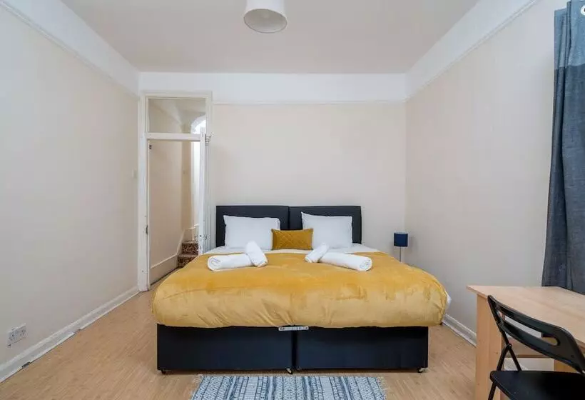 Residenssi Homely 4 Bedroom Home With 2 Baths & Free Parking