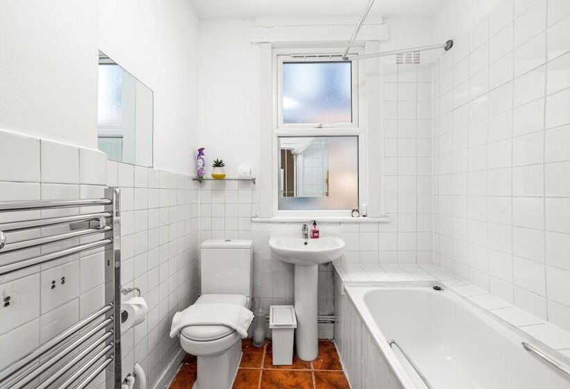 דירת נופש Homely 4 Bedroom Home With 2 Baths & Free Parking