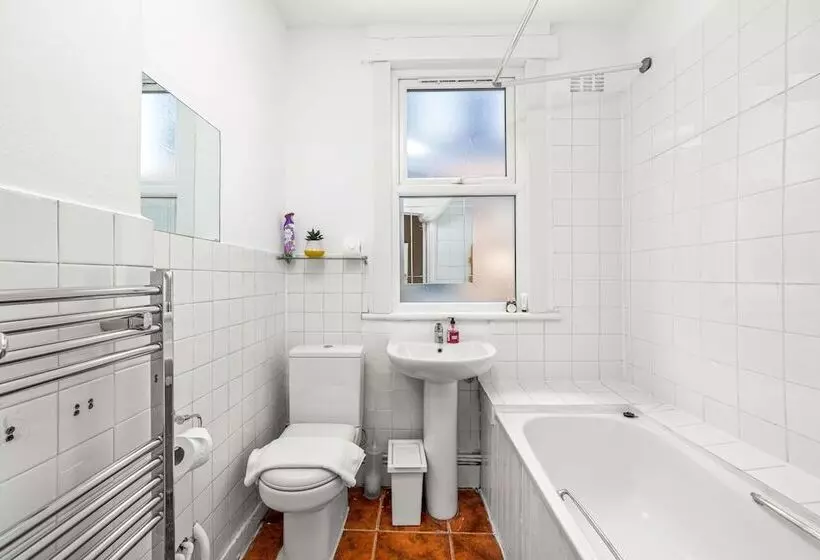 Residenssi Homely 4 Bedroom Home With 2 Baths & Free Parking