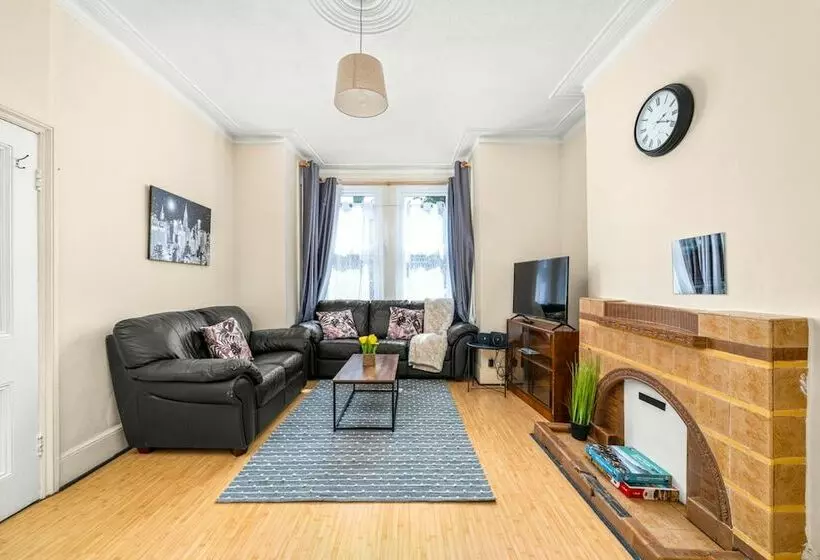 Residenssi Homely 4 Bedroom Home With 2 Baths & Free Parking