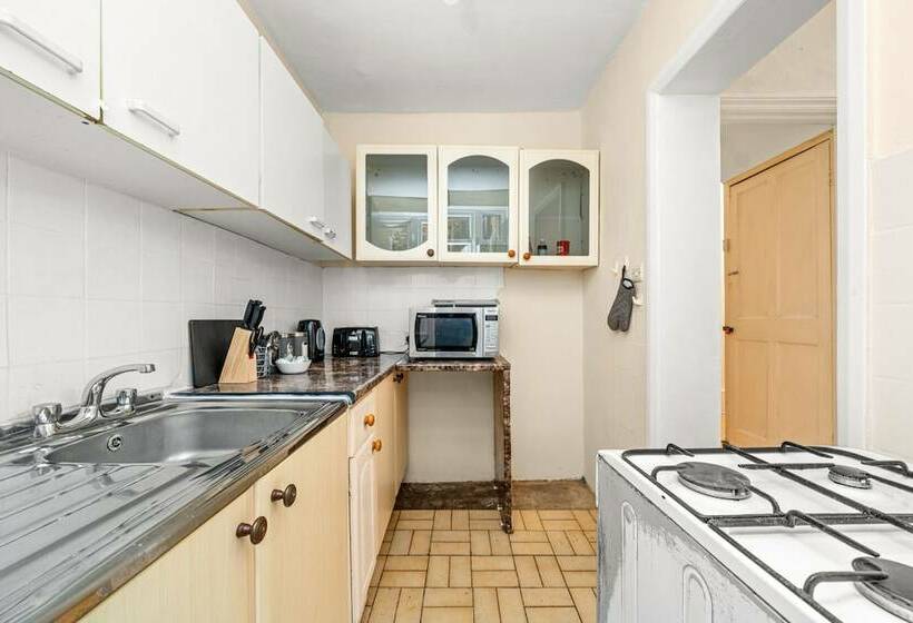 דירת נופש Homely 4 Bedroom Home With 2 Baths & Free Parking