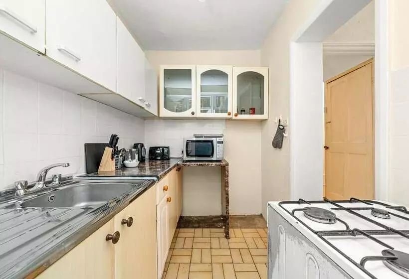 Residenssi Homely 4 Bedroom Home With 2 Baths & Free Parking