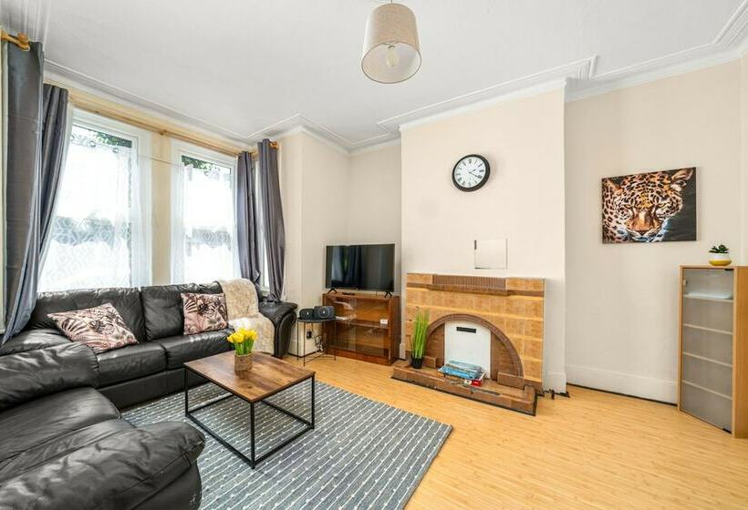 דירת נופש Homely 4 Bedroom Home With 2 Baths & Free Parking