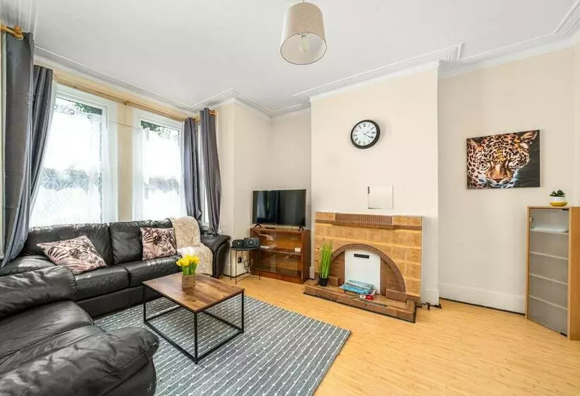 Residenssi Homely 4 Bedroom Home With 2 Baths & Free Parking