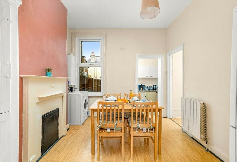 דירת נופש Homely 4 Bedroom Home With 2 Baths & Free Parking