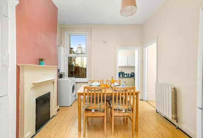 Residenssi Homely 4 Bedroom Home With 2 Baths & Free Parking