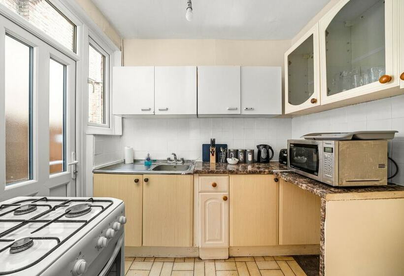 דירת נופש Homely 4 Bedroom Home With 2 Baths & Free Parking