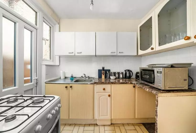 Residenssi Homely 4 Bedroom Home With 2 Baths & Free Parking