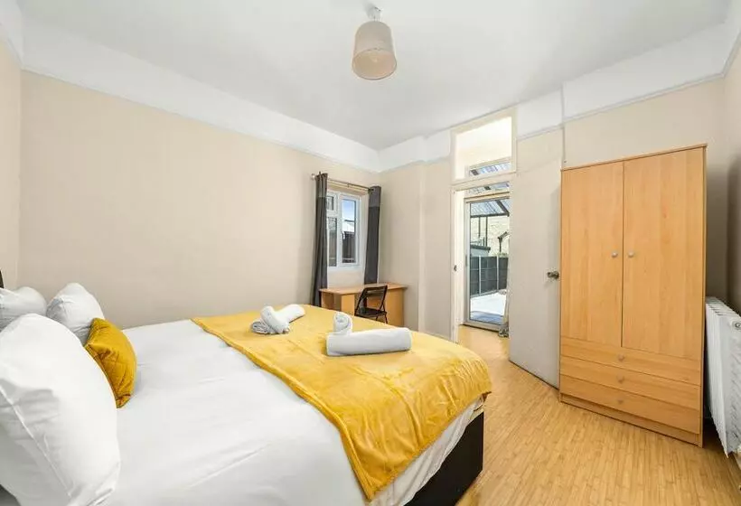 Residenssi Homely 4 Bedroom Home With 2 Baths & Free Parking