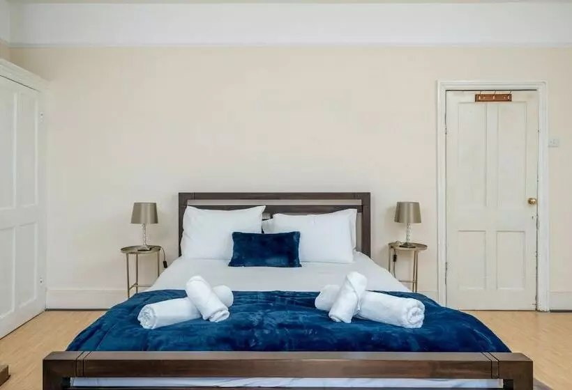 Residenssi Homely 4 Bedroom Home With 2 Baths & Free Parking