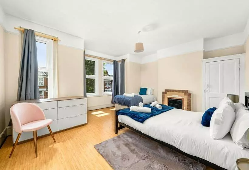 Residenssi Homely 4 Bedroom Home With 2 Baths & Free Parking