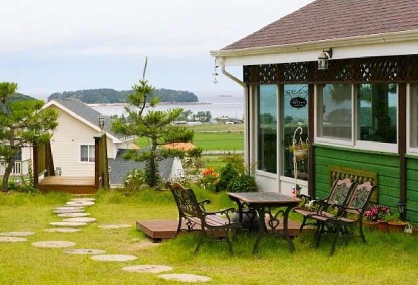 Pension On The Sea Shore In The Bosom Department Byeonsanbando