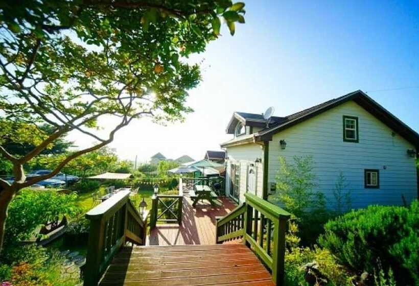 Pension On The Sea Shore In The Bosom Department Byeonsanbando