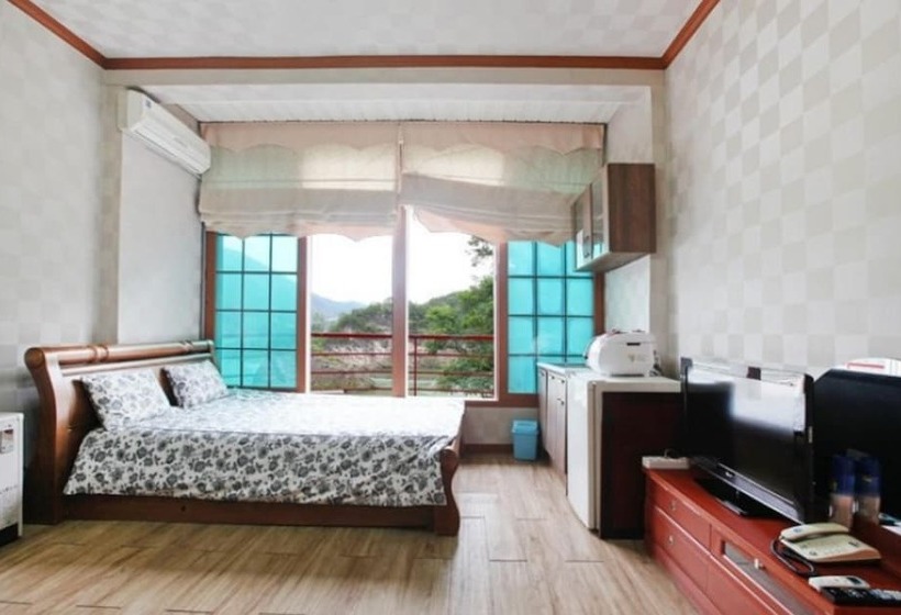 Пансион Youngwol Dongkang Village Caravan