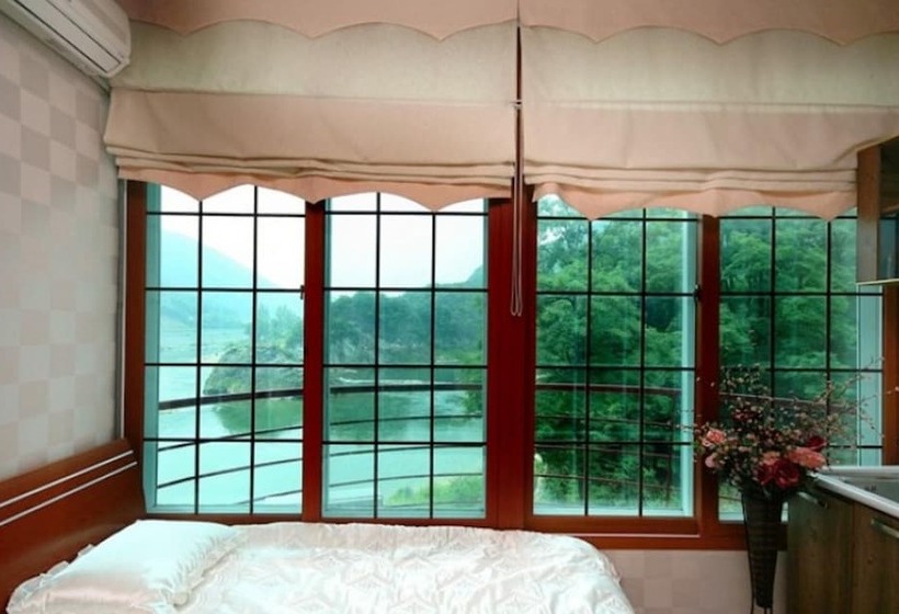 Пансион Youngwol Dongkang Village Caravan