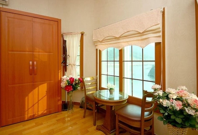 Пансион Youngwol Dongkang Village Caravan