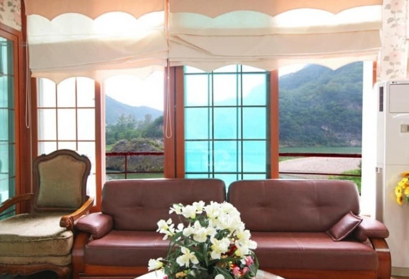 Пансион Youngwol Dongkang Village Caravan