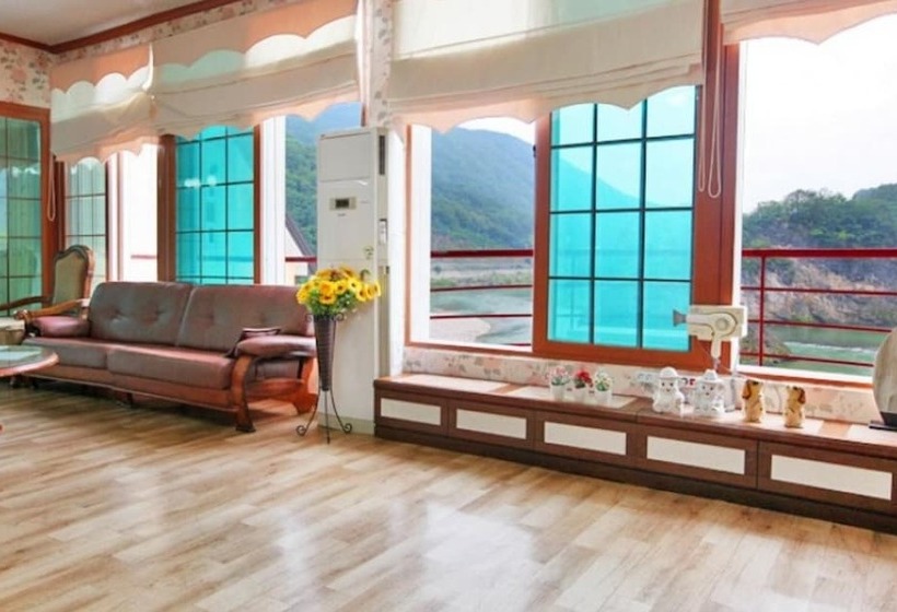 Пансион Youngwol Dongkang Village Caravan