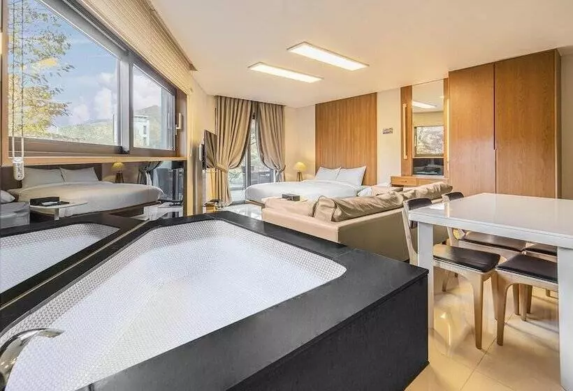 پانسیون Gapyeong Jh Poolvilla & Glamping