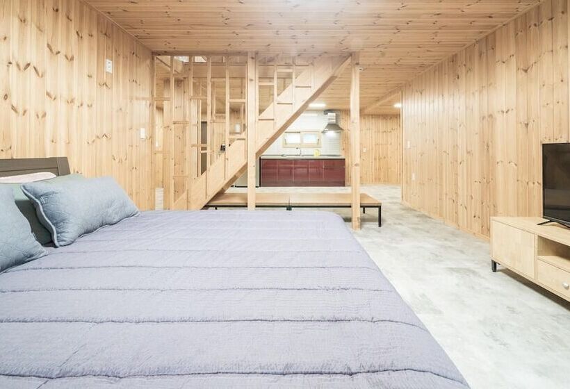 Gyeongju Byeolgwadaliyagi Pension