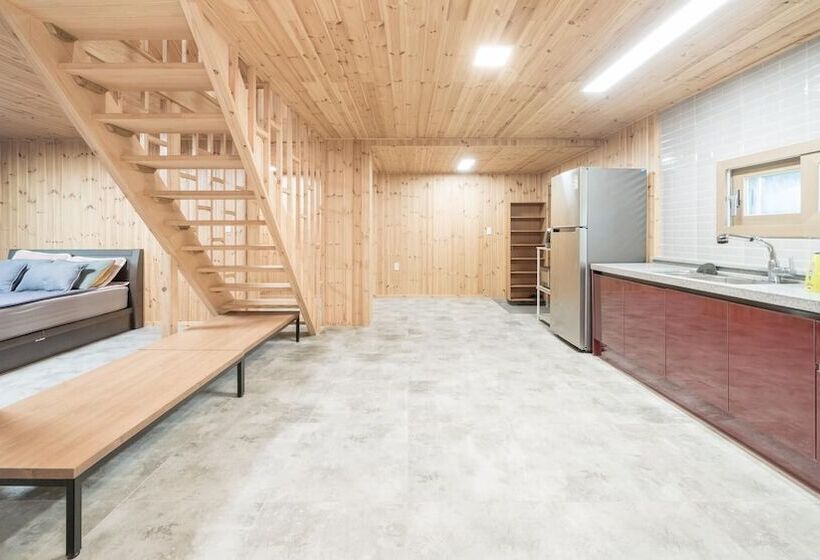 Gyeongju Byeolgwadaliyagi Pension