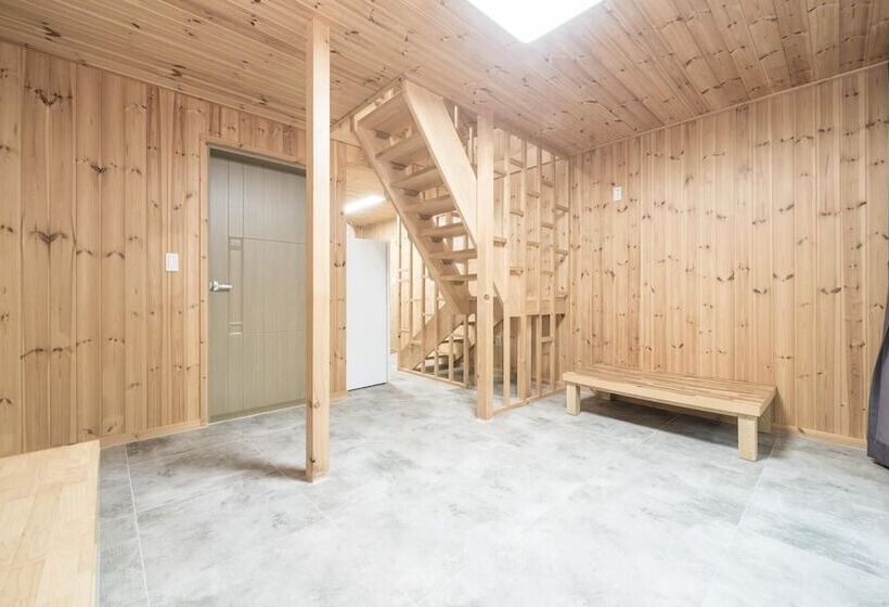 Gyeongju Byeolgwadaliyagi Pension