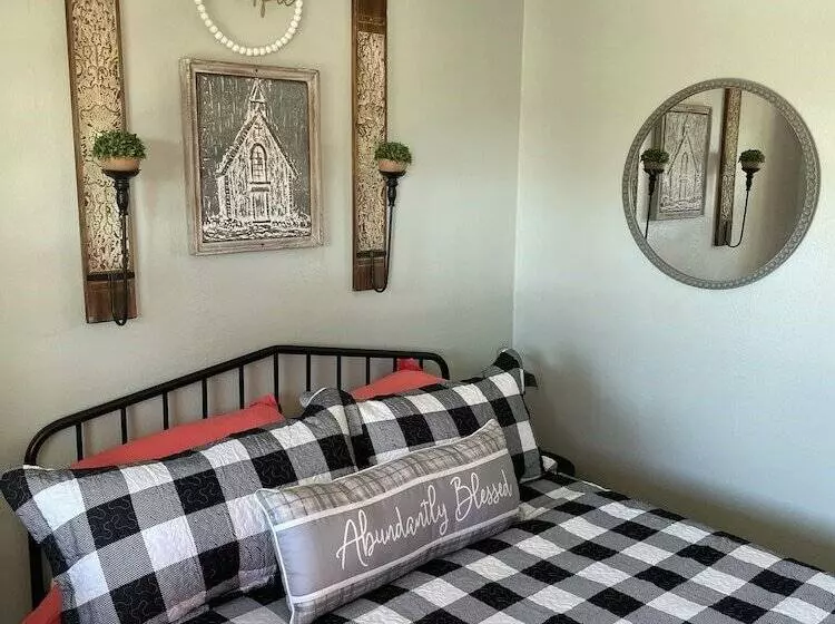 Hotelli Millz Manor At Fall River Millz