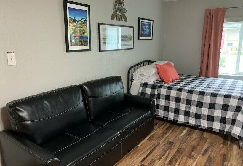 Отель Millz Manor At Fall River Millz