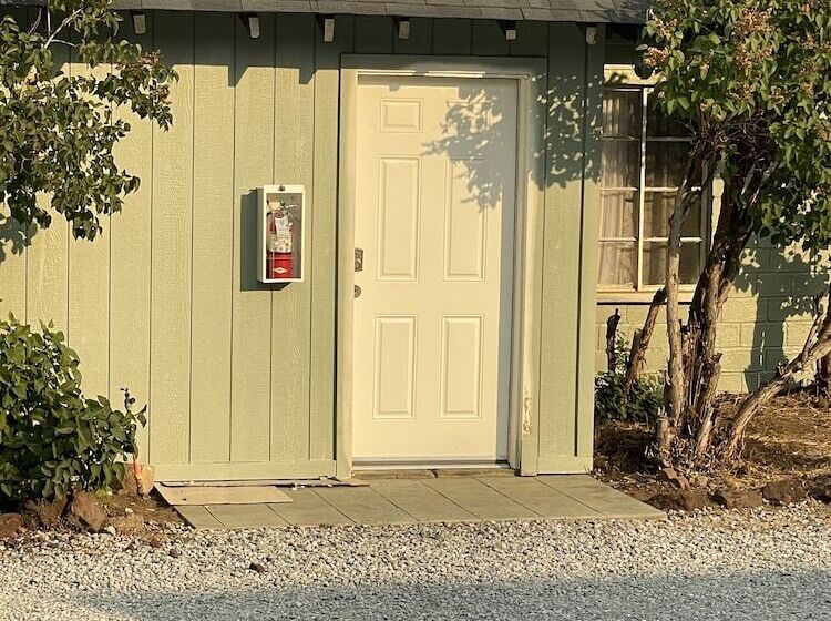 Отель Millz Manor At Fall River Millz