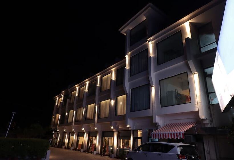 هتل The Vaishnodevi Sarovar Portico