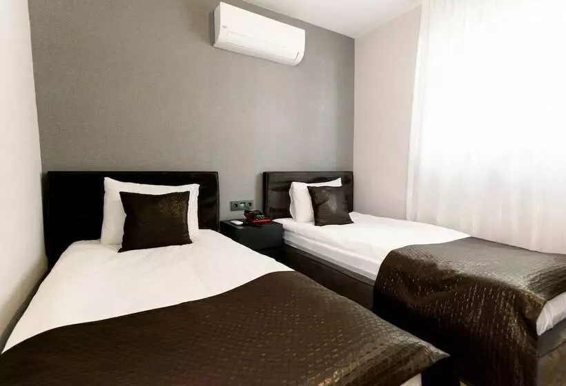 Tri̇o Hotel Airport