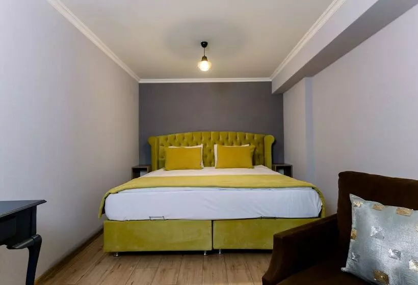 Tri̇o Hotel Airport