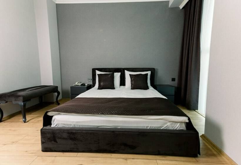 Tri̇o Hotel Airport