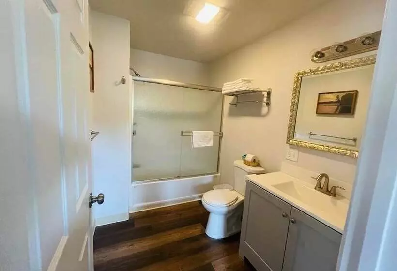 Motelli Riverfront Lodging