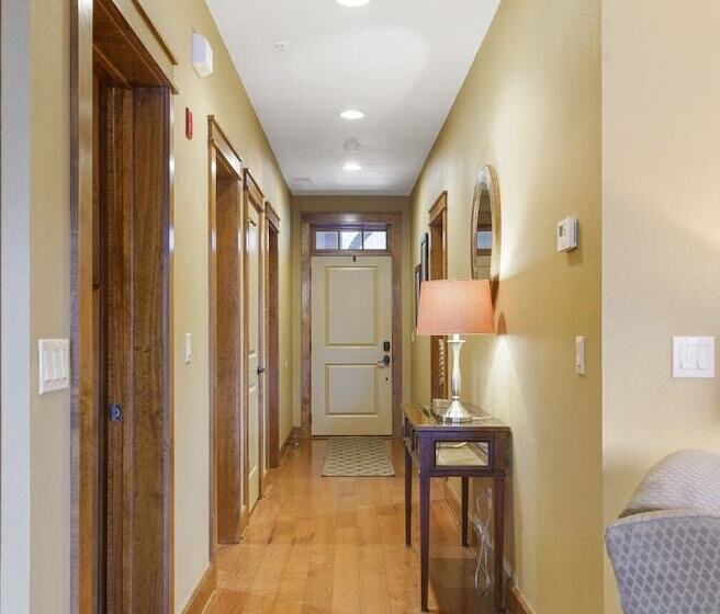 Taneycomo Retreat   Lakefront Condo