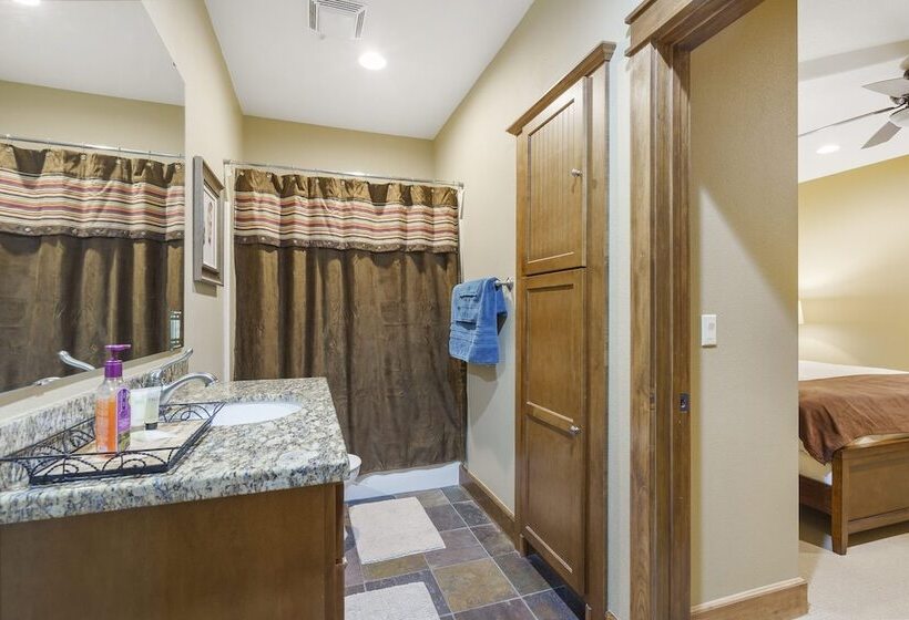 Taneycomo Retreat   Lakefront Condo