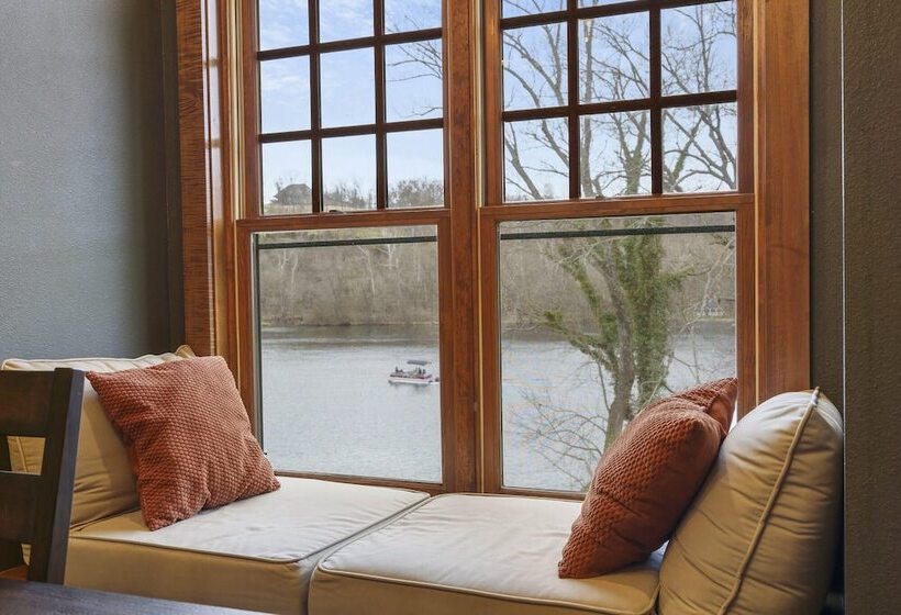 Taneycomo Retreat   Lakefront Condo