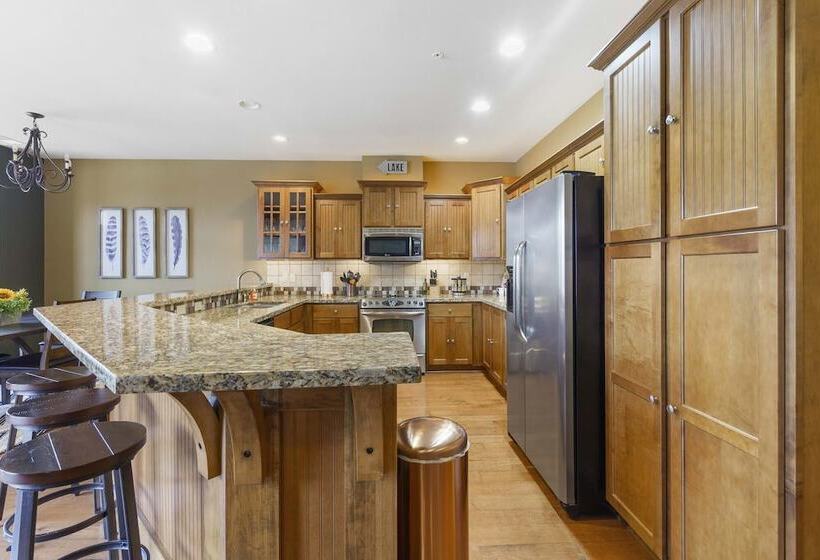 Taneycomo Retreat   Lakefront Condo