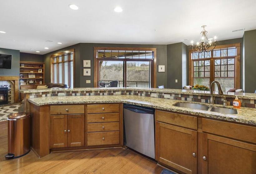 Taneycomo Retreat   Lakefront Condo