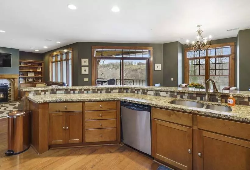 Taneycomo Retreat Lakefront Condo
