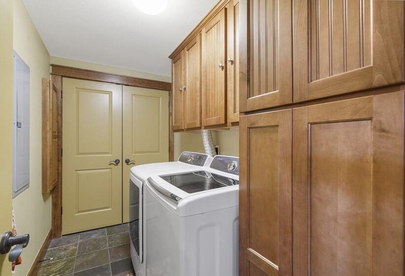 Taneycomo Retreat   Lakefront Condo