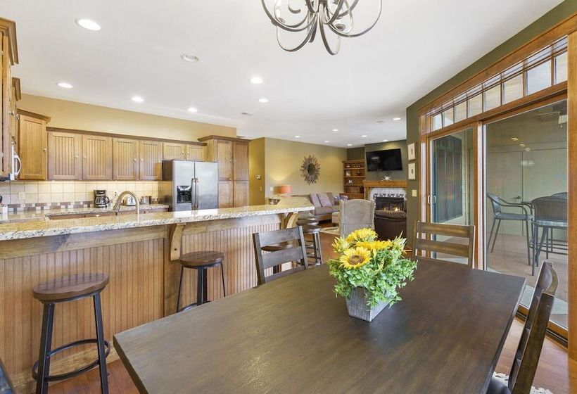 Taneycomo Retreat   Lakefront Condo