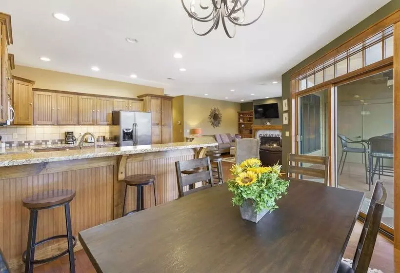 Taneycomo Retreat Lakefront Condo