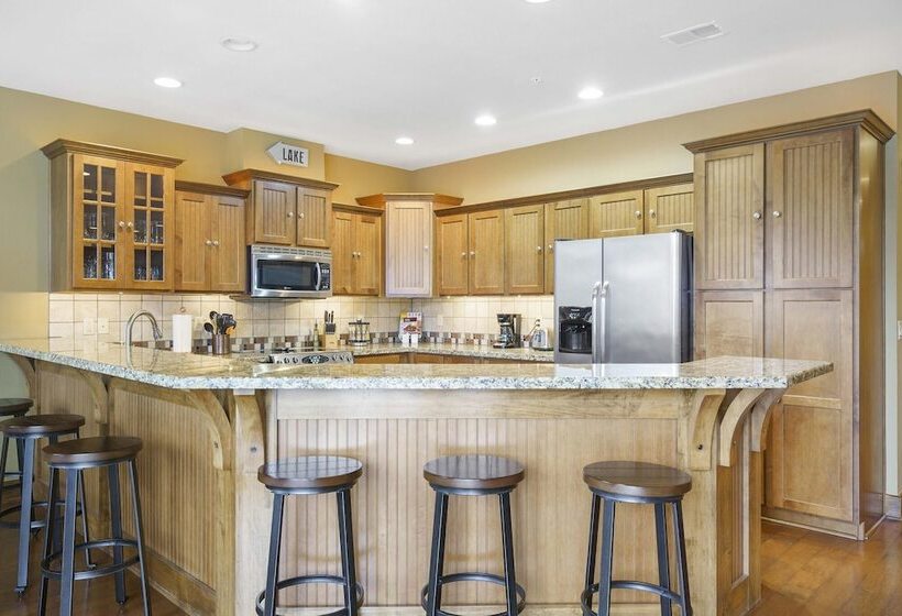 Taneycomo Retreat   Lakefront Condo