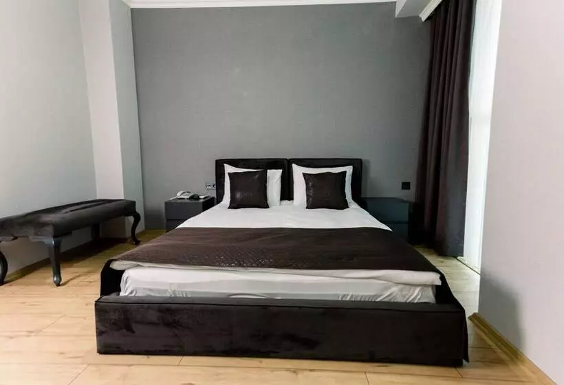 Tri̇o Hotel Airport