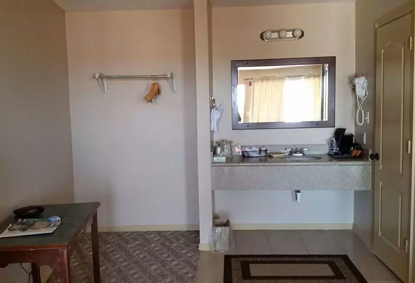 Отель Lakeview Inn & Suites