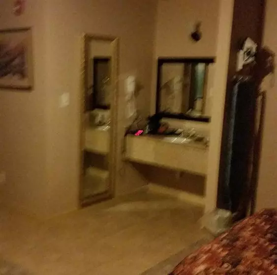 Отель Lakeview Inn & Suites