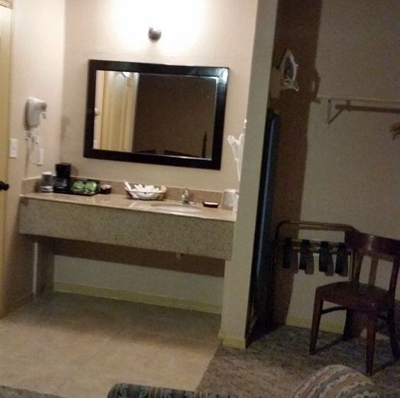 فندق Lakeview Inn & Suites