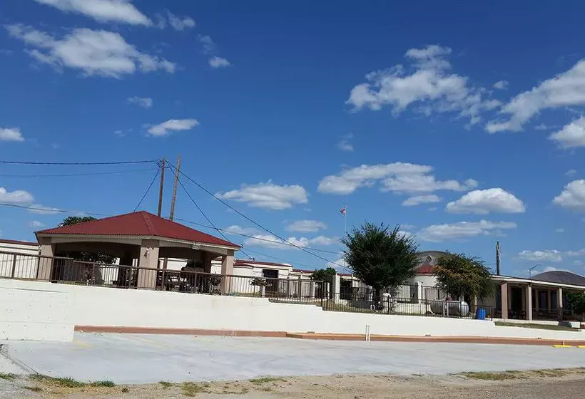 Отель Lakeview Inn & Suites