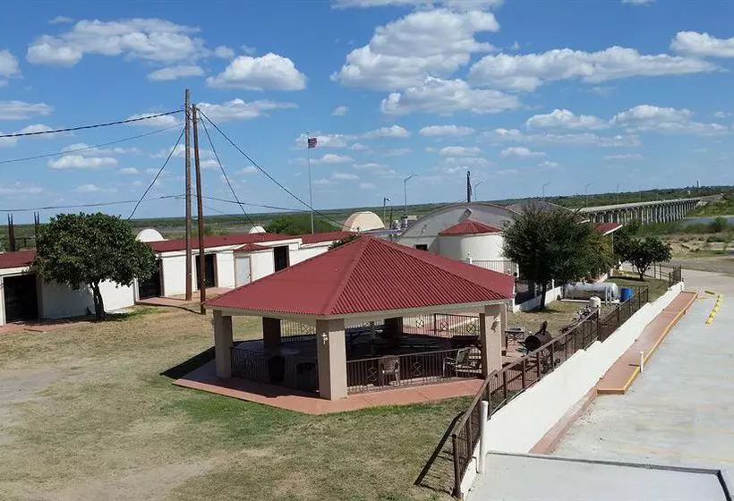 Отель Lakeview Inn & Suites